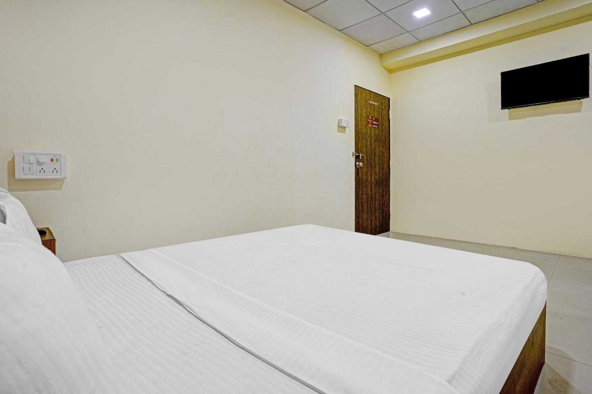 Hotel O Nova Rooms Surat Exterior foto