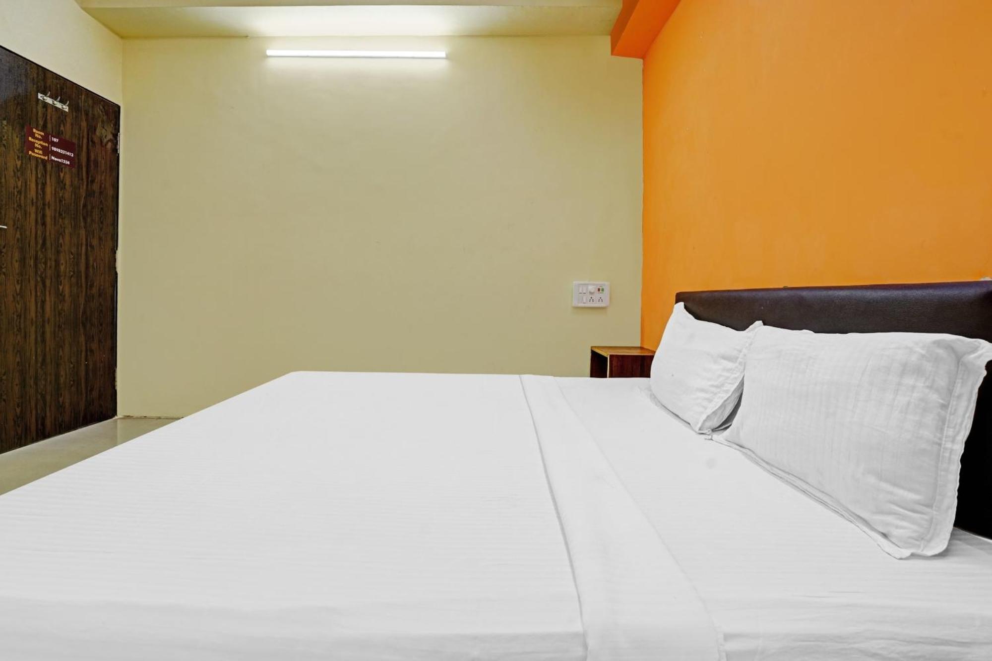 Hotel O Nova Rooms Surat Exterior foto